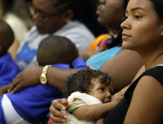 Mães vacinadas contra covid protegem bebês com aleitamento exclusivo