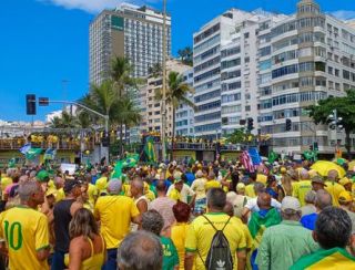 Em ato no Rio de Janeiro, Bolsonaro afirma que não fugirá do país