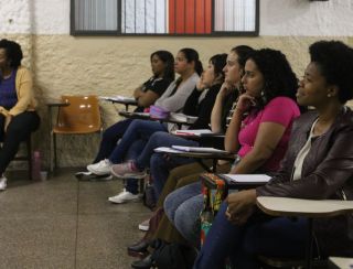 Rede de cursinhos populares dá bolsa de R$ 200 a estudantes