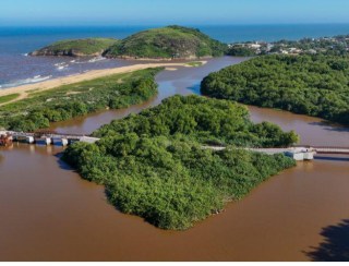 Dia mundial da água com limpeza na foz do Rio Jucu 