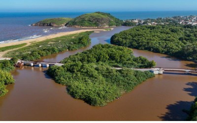 Dia mundial da água com limpeza na foz do Rio Jucu 